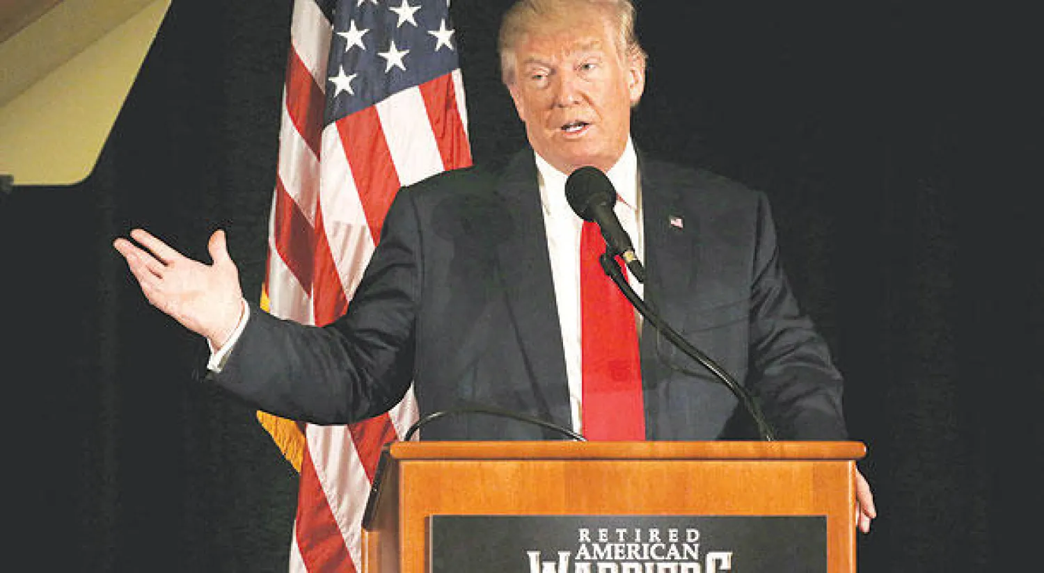 المرشح الجمهوري دونالد ترامب يتحدث في مؤتمر للجنود المتقاعدين في ولاية فيرجينيا أمس (رويترز)