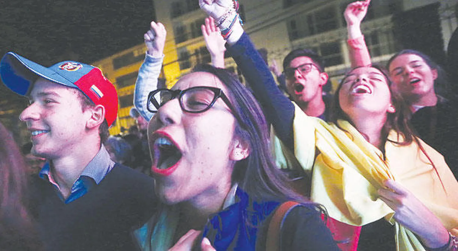 معارضو اتفاق السلام بين الحكومة الكولومبية ومجموعة الـ«فارك» يحتفلون بنتيجة الاستفتاء في بوغوتا مساء الأحد (أ.ف.ب)