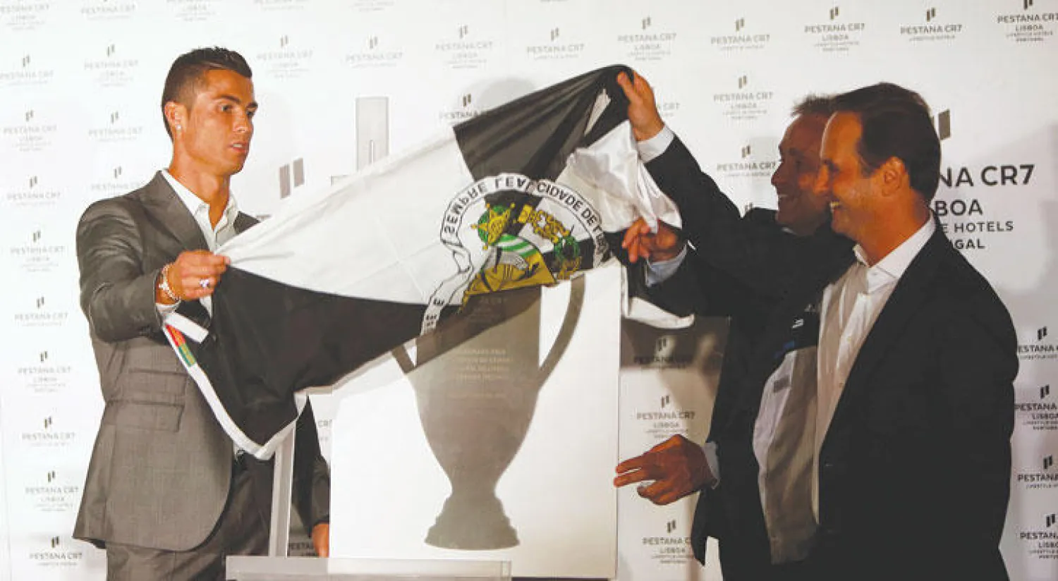 كريستيانو رونالدو يدشن فندقا في لشبونة (رويترز)