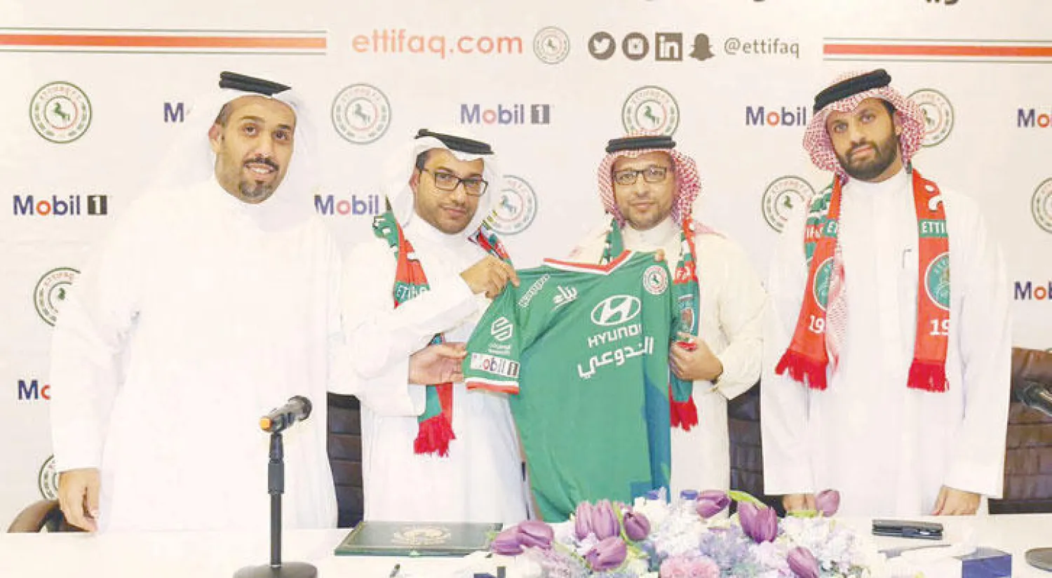 الدبل خلال توقيعه عقد الرعاية الأخير («الشرق الأوسط»)