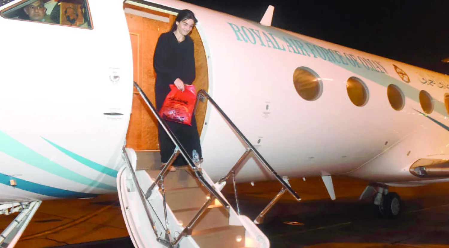 الرهينة الفرنسية من أصل تونسي نوران حواس لدى وصولها إلى سلطنة عمان قادمة من اليمن أول من أمس (أ.ف.ب)