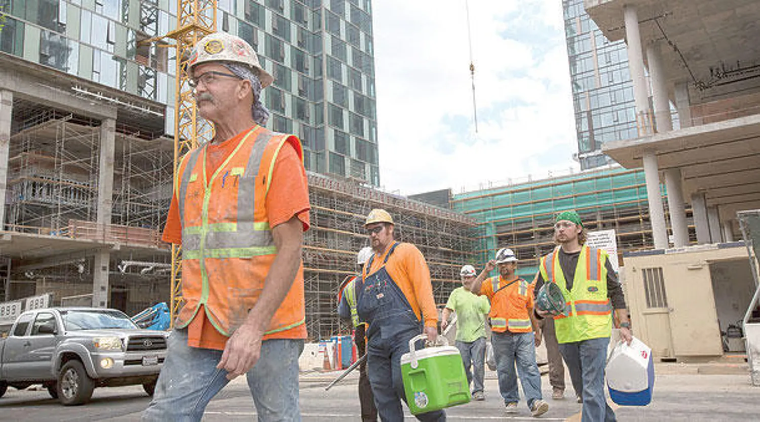 عمال في احد المراكز قيد الانشاء عند الساحل الغربي في لوس انجليس الاميركية (نيويورك تايمز)