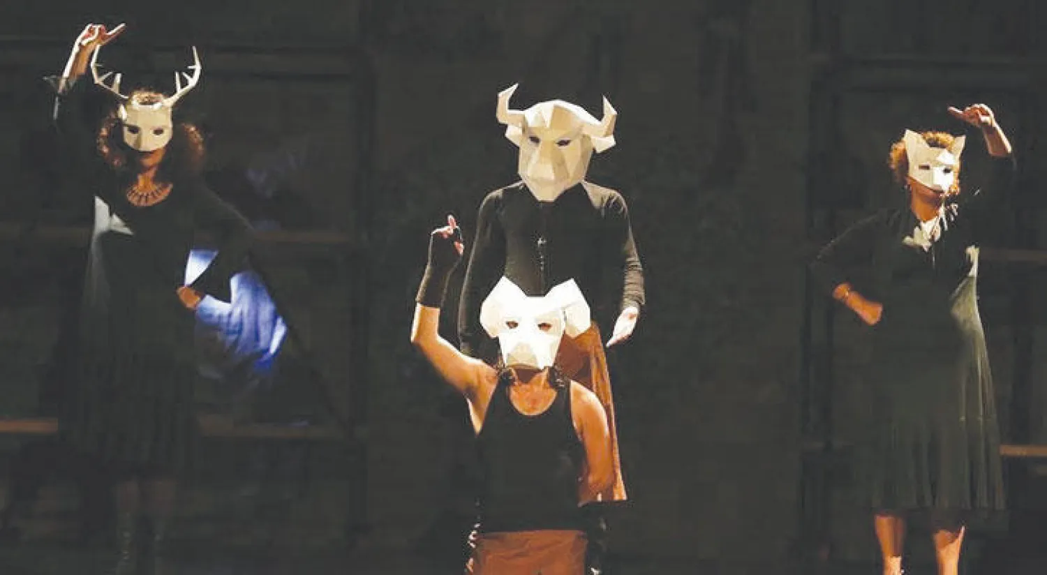 من العرض اللبناني «أقنعة بيضاء»