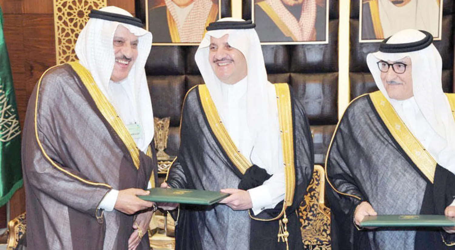 الأمير سعود بن نايف لدى تكريمه المدرب الوطني خليل الزياني («الشرق الأوسط»)