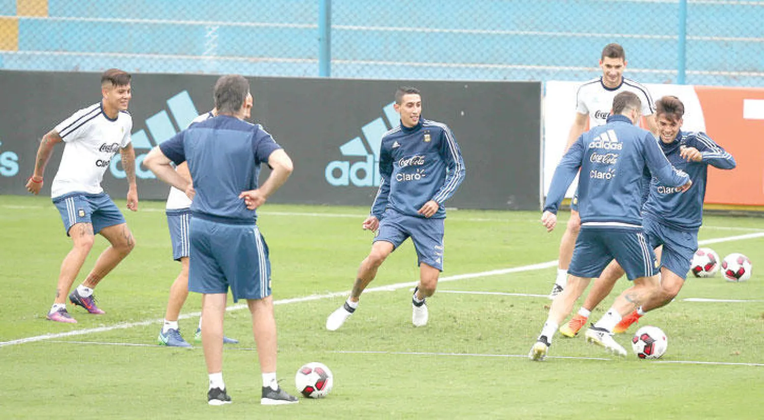 لاعبو الأرجنتين خلال التدريبات أمس استعدادًا لمواجهة بيرو (إ.ب.أ)