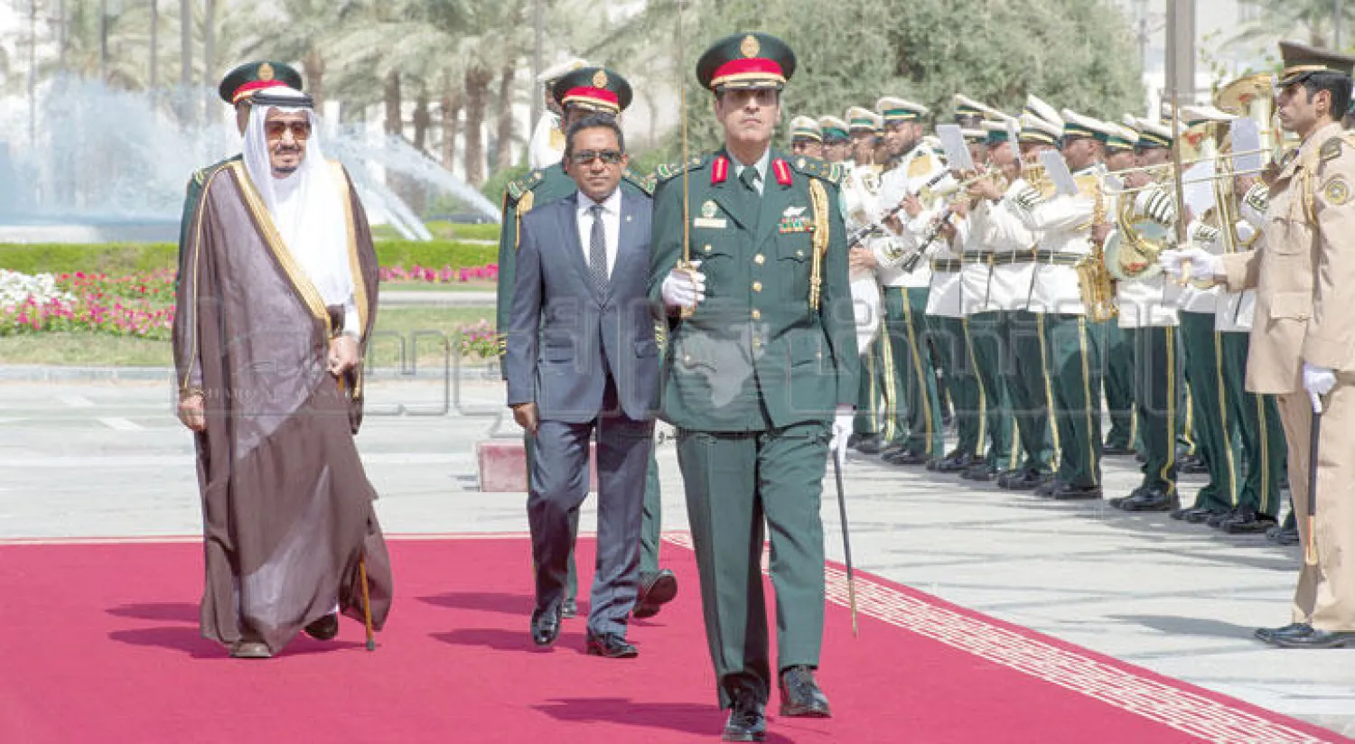خادم الحرمين الشريفين خلال مراسم الاستقبال التي اقيمت لرئيس المالديف عبد الله يامين عبد القيوم (تصوير: بندر الجلعود)