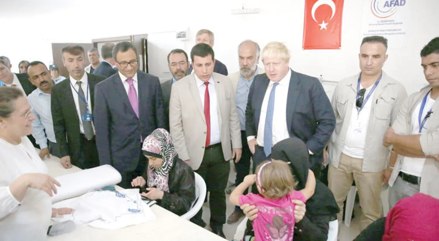 وزير الخارجية البريطاني بوريس جونسون خلال زيارة له هذا الأسبوع لأحد مراكز اللاجئين السوريين في تركيا (إ.ب.أ)