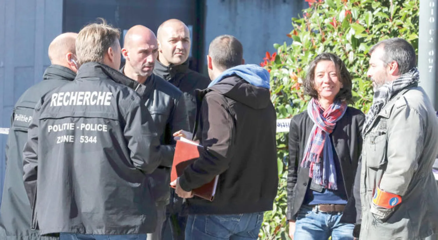 عناصر من شرطة بروكسل تتفقد مسرح جريمة الاعتداء على شرطيين بسكين أمس (أ.ب)