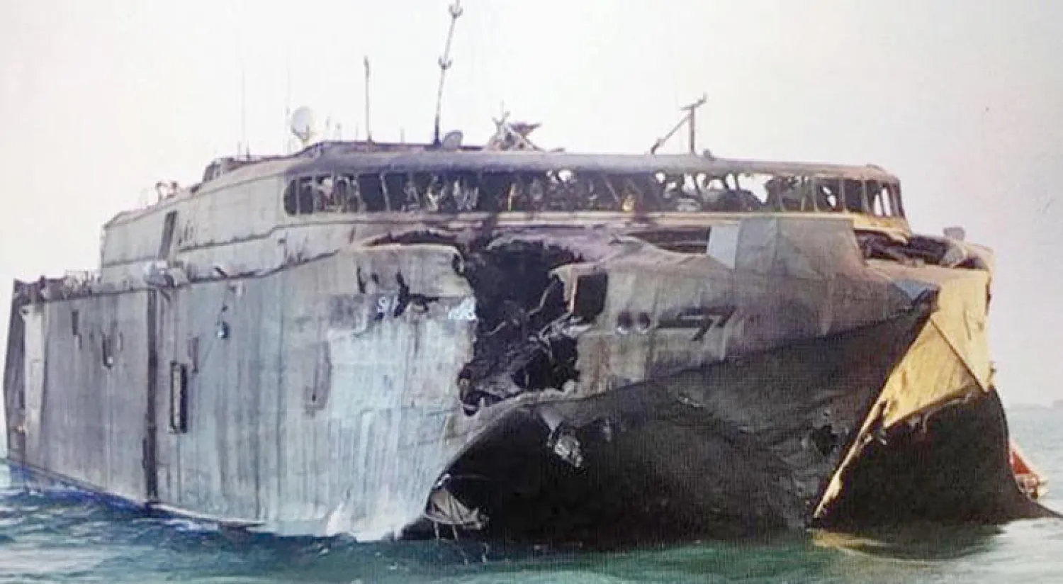 آثار الهجوم الحوثي على السفينة «سويفت» التابعة للجرافات البحرية الوطنية « الإماراتية (وام)