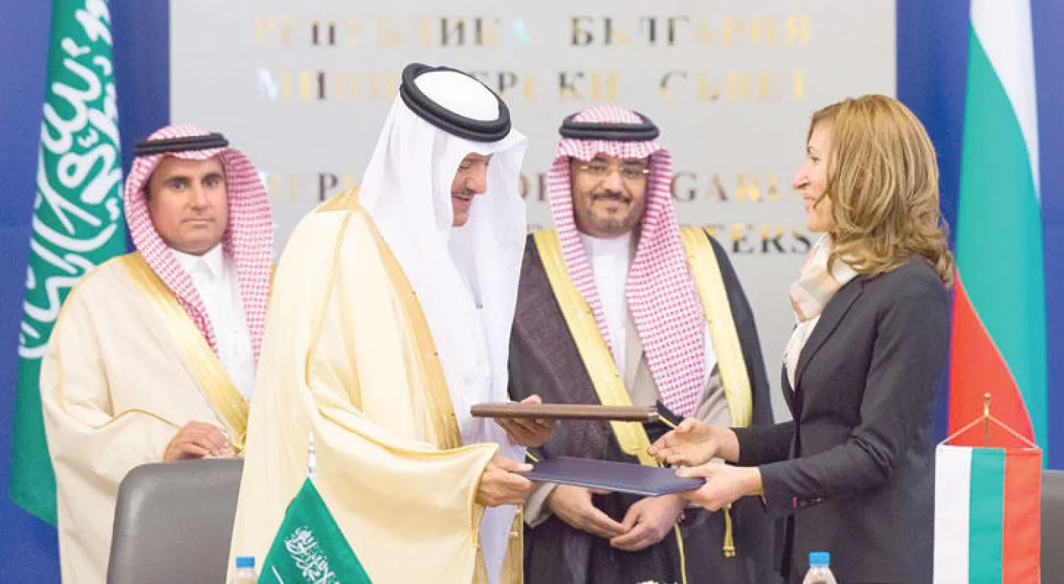 الأمير سلطان بن سلمان مع وزيرة السياحة البلغارية نيكولينا انجلكوفا أثناء توقيع مذكرة تفاهم للتعاون في مجالات السياحة والتراث ({الشرق الأوسط})