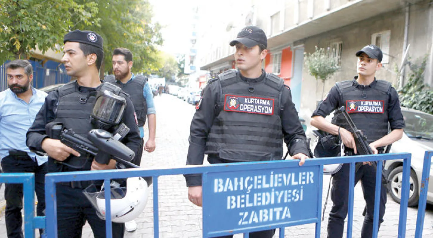 إجراءات أمنية مشددة عقب انفجار عنيف وقع قرب مركز للشرطة في حي يني بوسنة بمنطقة بهشلي إيفلار في مدينة إسطنبول أمس (رويترز)