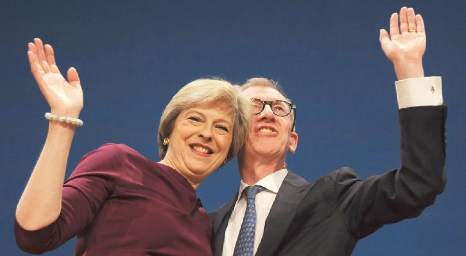 في مؤتمر حزب المحافظين في مدينة برمنغهام.. تيريزا ماي مع زوجها فيليب (أ.ب)