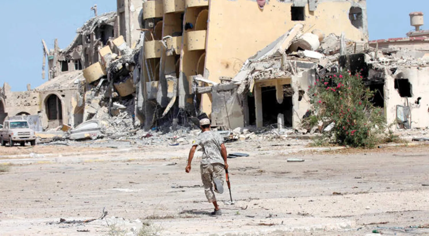 تجمع لمقاتلي قوات «البنيان المرصوص» وسط الحي رقم 3 داخل سرت استعدادا لمواصلة تطهير المدينة من «داعش».. (رويترز)