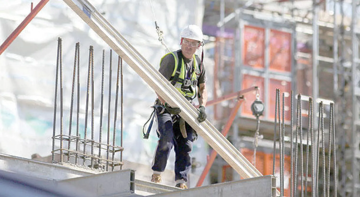 تشير التوقعات هذا الأسبوع إلى أن الإسترليني سينخفض إلى 1.24 دولار مع  الاعلان رسميا  عن إجراءات الخروج من الاتحاد الأوروبي التي تستغرق عامين (أ.ف.ب)