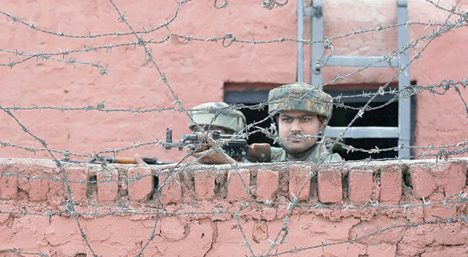 جندي هندي إصبعه على الزناد في لانغيت 75 كلم شمال الحدود في كشمير الهندية (أ.ب)