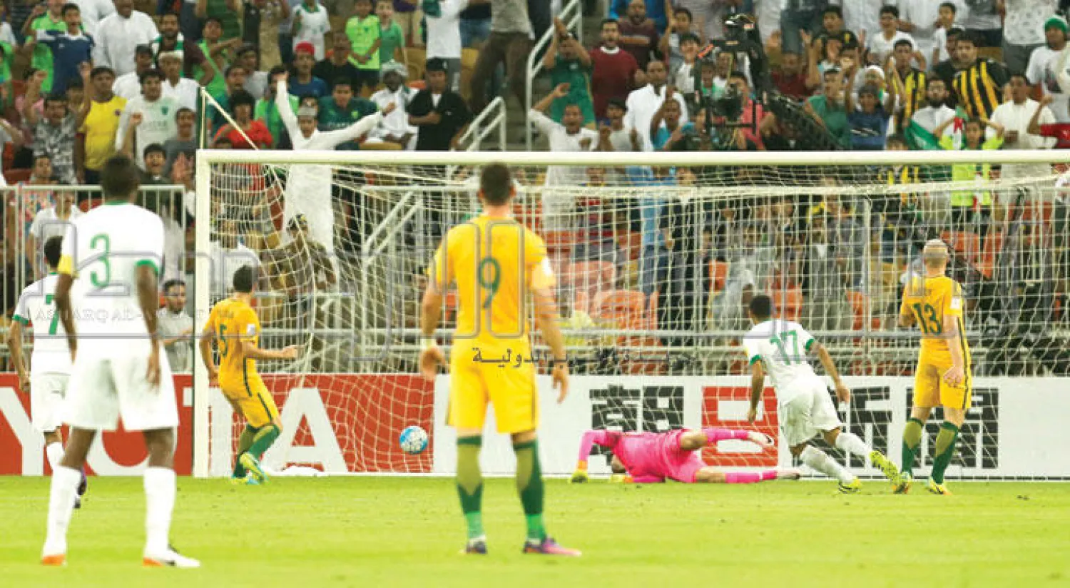 الجاسم لحظة تسجيله هدف المنتخب السعودي الأول في مرمى أستراليا (تصوير: محمد المانع)