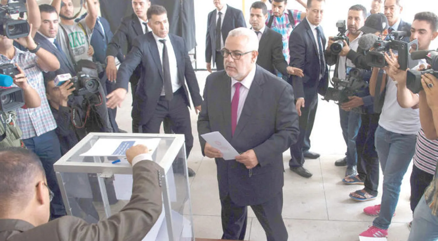 عبد الإله ابن كيران خلال إدلائه  بصوته صباح أمس في الرباط (أ.ف.ب)