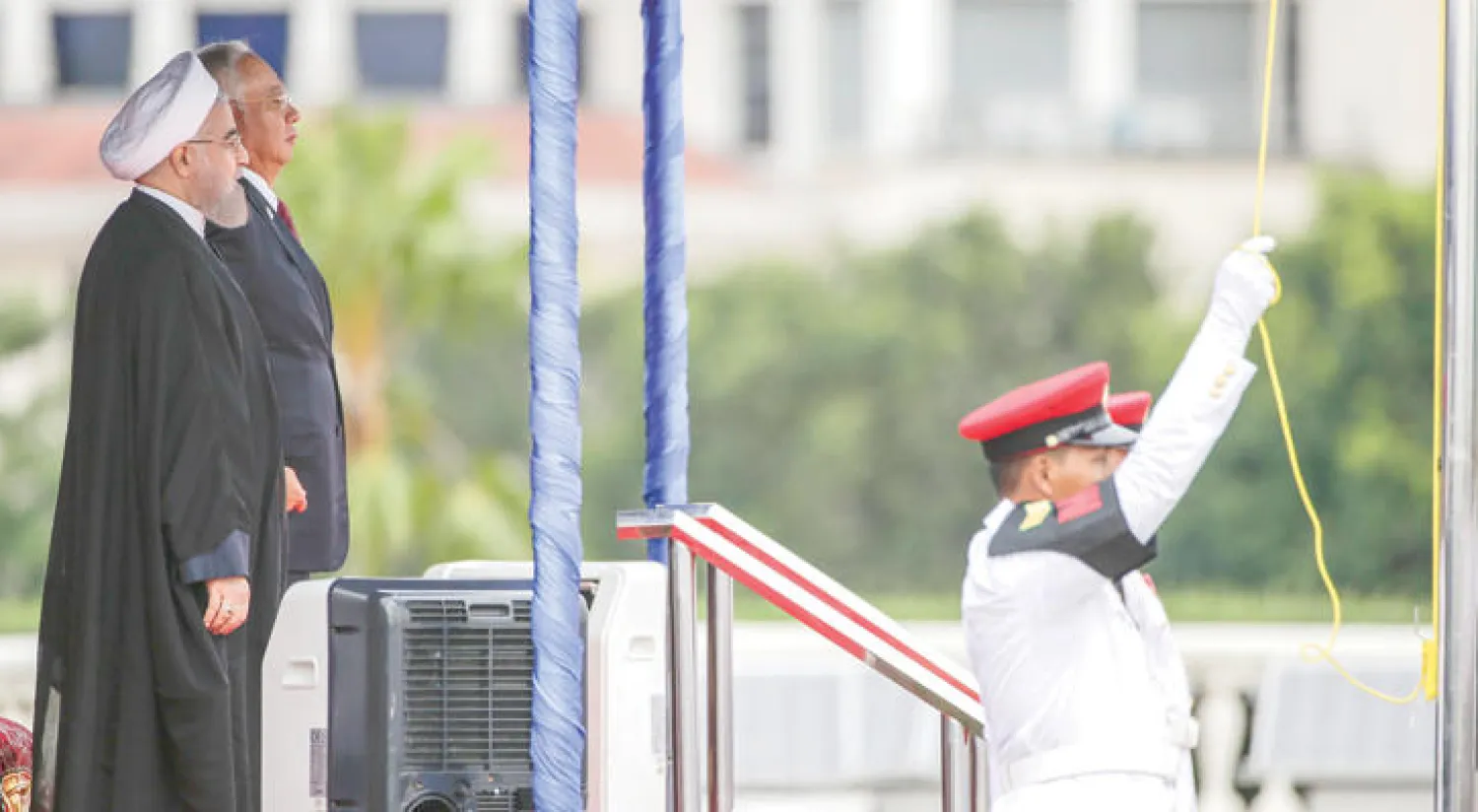 الرئيس الإيراني حسن روحاني مع رئيس ماليزيا نجيب رزاق في بوترجايا بماليزيا أمس (إ.ب.أ)