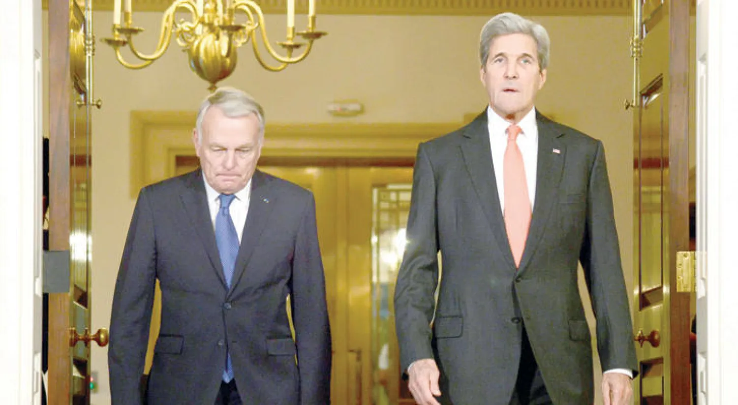 وزير الخارجية الاميركي جون كيري والفرنسي جان مارك ايرولوت قبل اجتماع لبحث الوضع في سوريا أمس في واشنطن (رويترز)