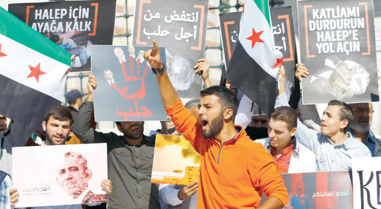 متظاهرون يرفعون شعارات منددة بجرائم النظام السوري والقوات الروسية في حلب أمام مسجد الفاتح في اسطنبول أمس بعد صلاة الجمعة (إ.ب.أ)