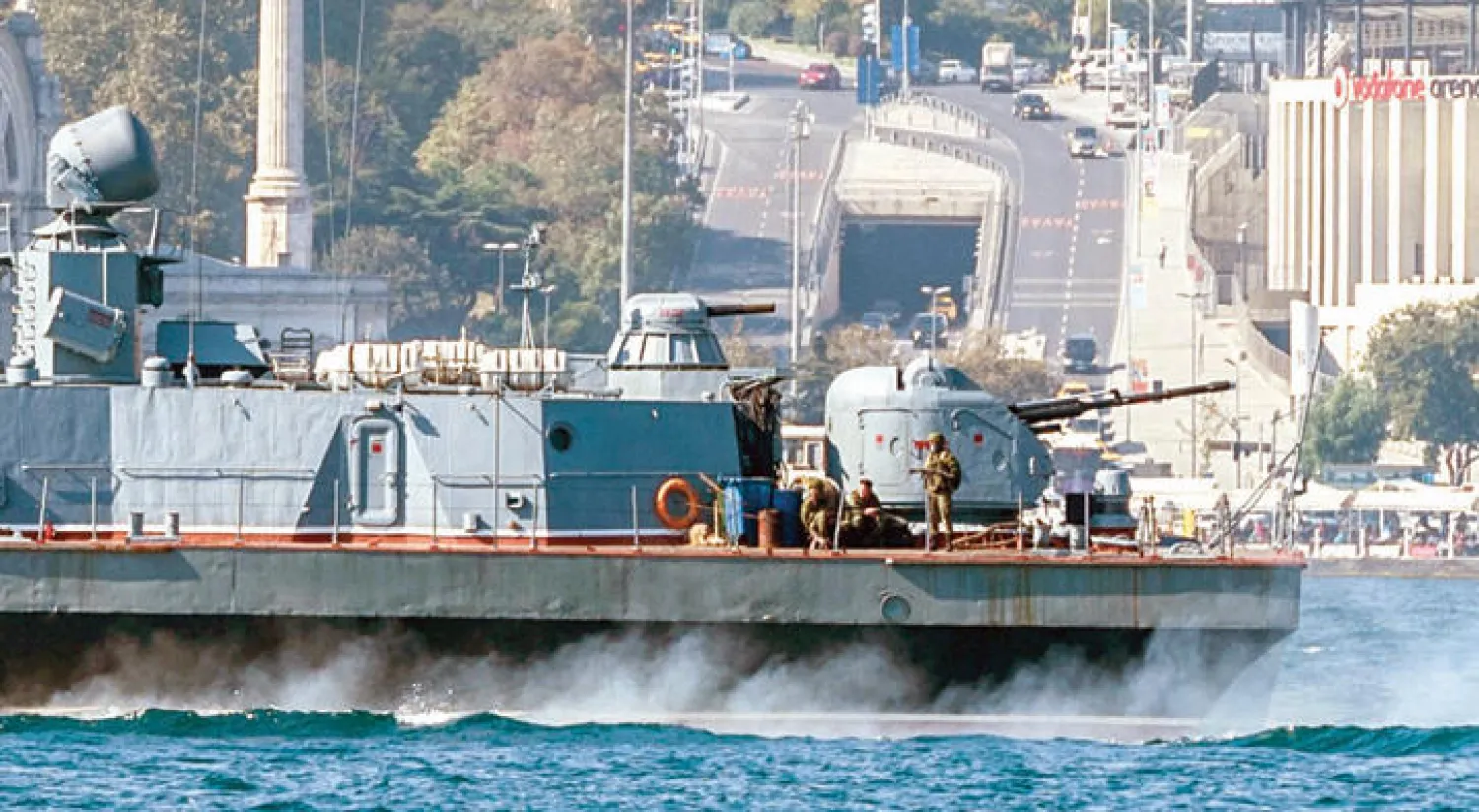 الفرقاطة الروسية {ميراز} في طريقها الى سوريا عبر مضيق البوسفور التركي أمس (أ.ف.ب)