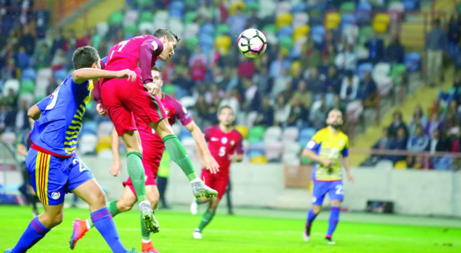 رأسية رونالدو تسجل الهدف الثاني من رباعيته (رويترز)