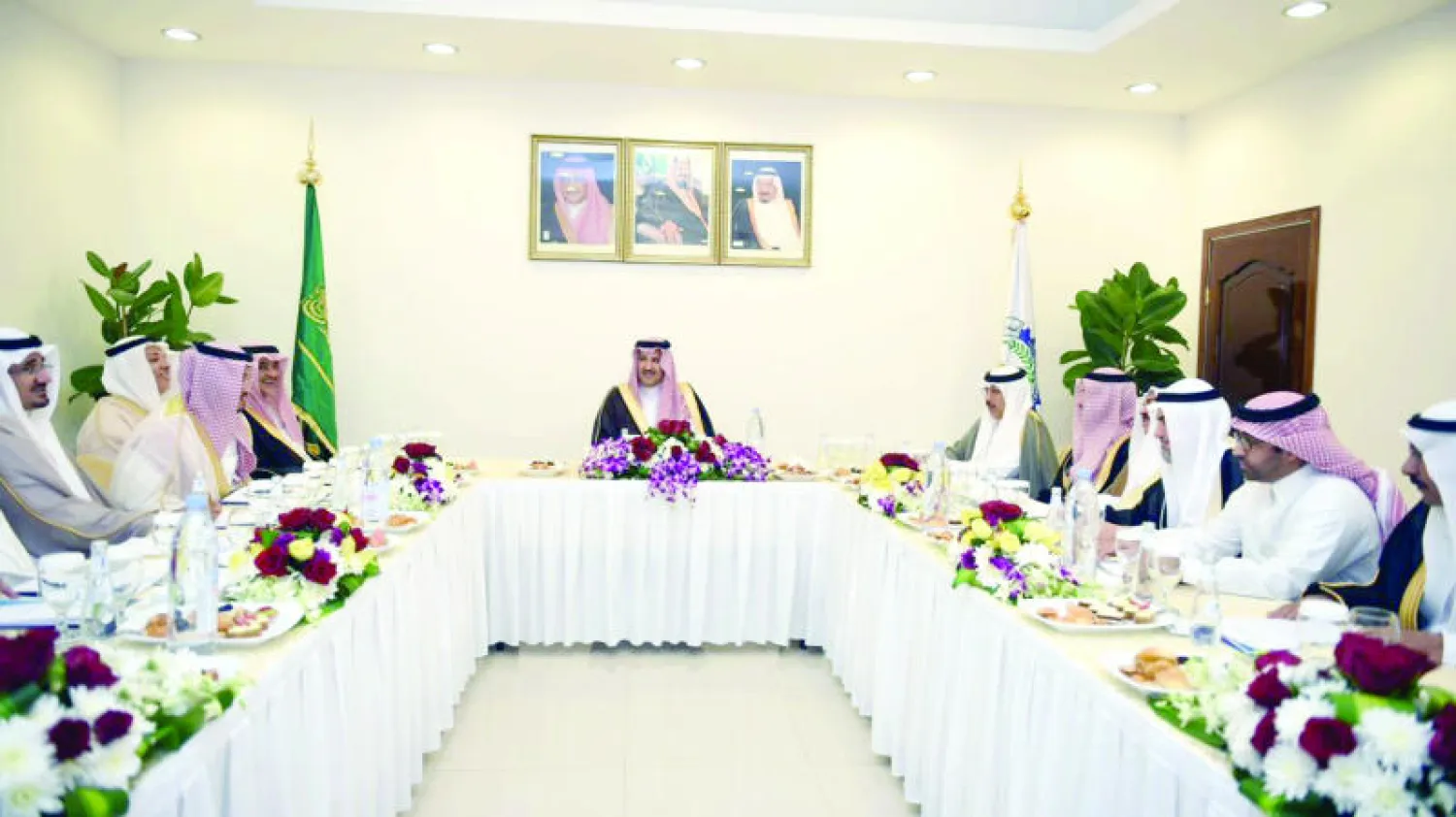 أمير منطقة المدينة المنورة خلال لقائه مع أعضاء مجلس إدارة الغرفة التجارية الصناعية بالمدينة المنورة ونخبة من رجال الأعمال («الشرق الأوسط»)