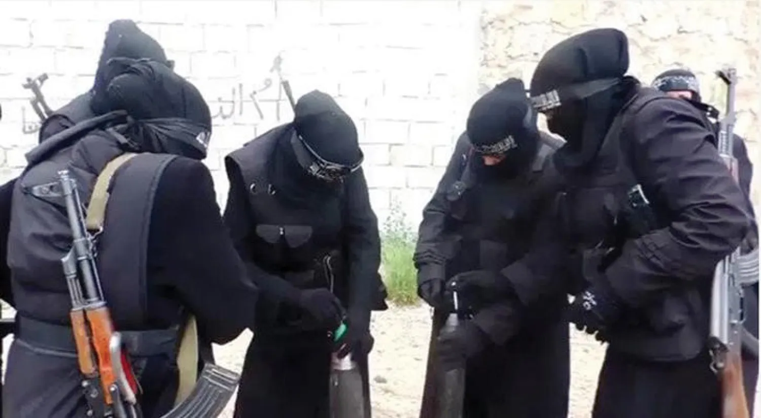 أعضاء من جماعة {ألتراس نهداوي} التابعة لجماعة الإخوان المسلمين يرمون زجاجات مولوتوف على قوات الشرطة المصرية في حي الأهرام بالجيزة ({غيتي})