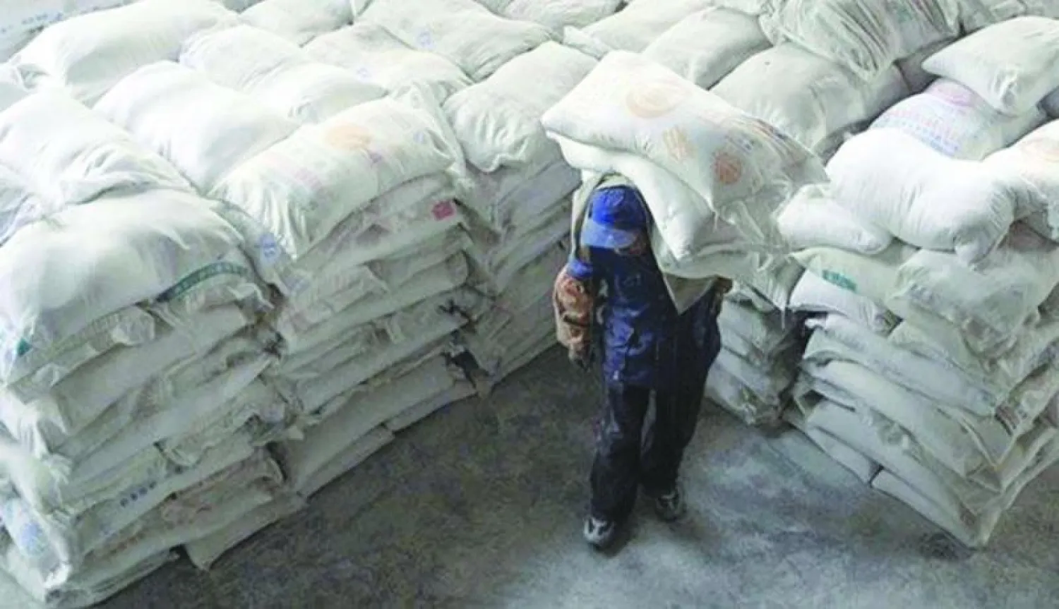 عامل بأحد مصانع السكر في هامبورغ (رويترز)