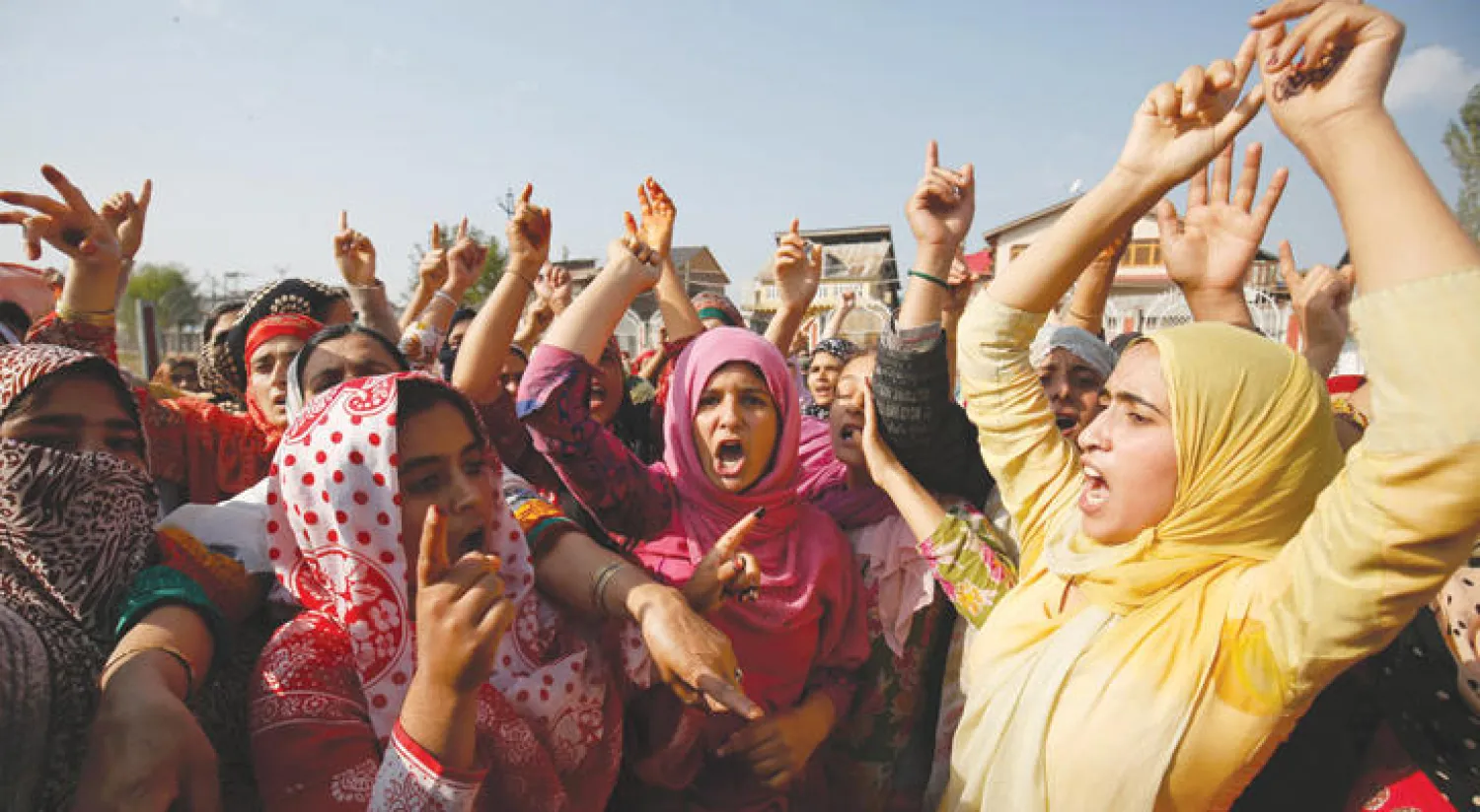 متظاهرات يرفعن شعارات معادية للحكومة الهندية في سريناغار بكشمير أمس (أ.ف.ب)