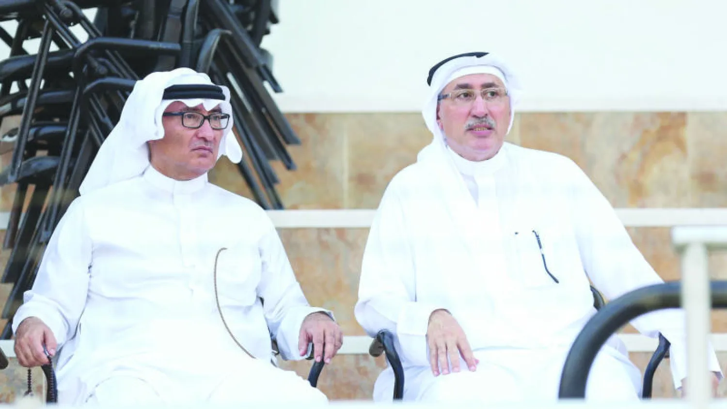 حاتم باعشن يتابع تدريبات الاتحاد الأخيرة ويبدو إلى جانبه عادل عصام الدين (المركز الإعلامي بنادي الاتحاد)