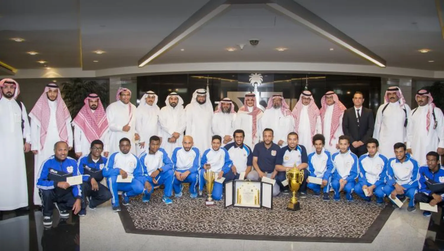 الأمير الوليد بن طلال في صورة جماعية مع أعضاء نادي الصم بالدمام (المركز الإعلامي للمملكة)