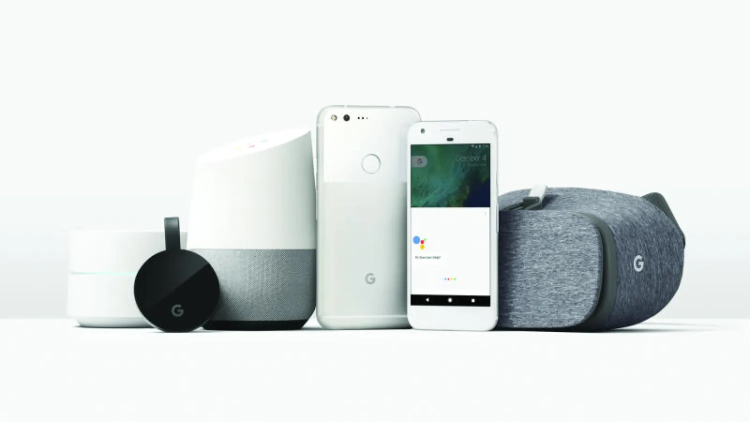 عائلة أجهزة «غوغل» الجديدة تضم (من اليسار): «غوغل واي - فاي» و«كرومكاست ألترا» و«غوغل هوم» وهاتف «غوغل بيكسل إكس إل» وهاتف «غوغل بيكسل» ونظارات «داي دريم فيو»