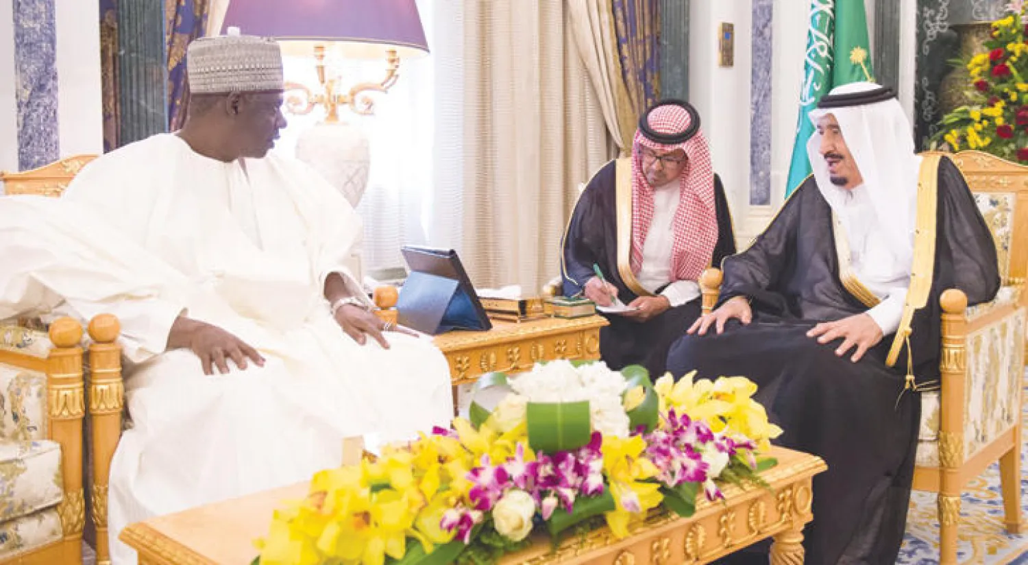 خادم الحرمين الشريفين لدى استقباله رئيس البرلمان النيجري في الرياض  أمس (واس)