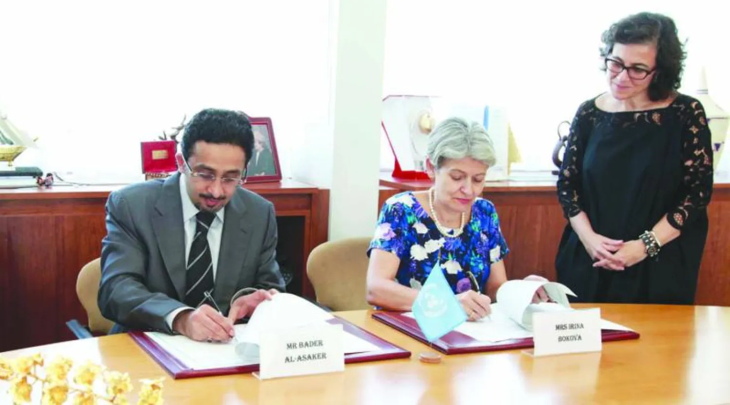 جانب من توقيع الاتفاقية من قبل الأمين العام لمؤسسة مسك والمديرة العامة لـ{يونسكو» («الشرق الأوسط»)