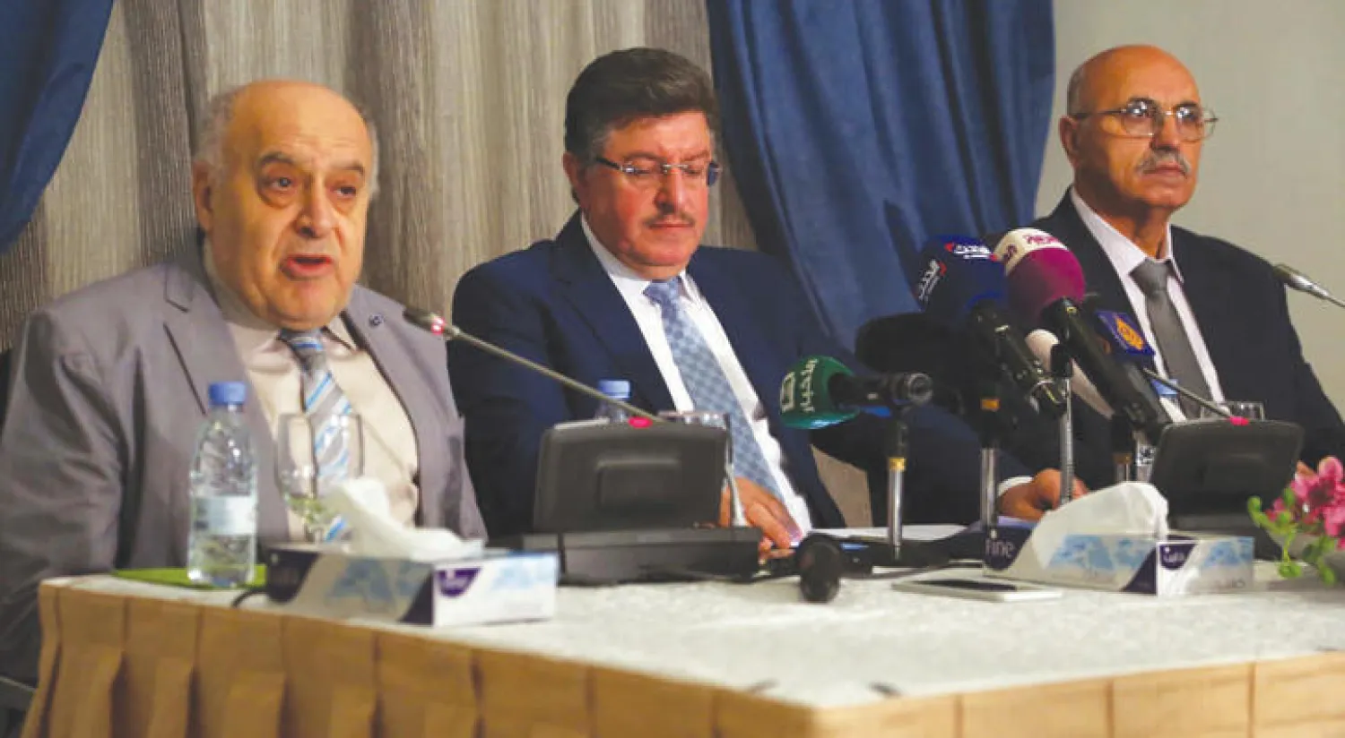 جانب من المؤتمر الصحافي للهيئة العليا للمفاوضات التابعة للمعارضة السورية في الرياض أمس (تصوير: سعد الدوسري)