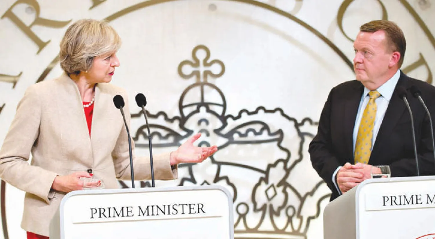 رئيسة الحكومة البريطانية تيريزا ماي في مؤتمر صحافي مشترك مع نظيرها الدنماركي لوك راسموسن في لينجبي قرب العاصمة كوبنهاغن أمس (أ.ف.ب)