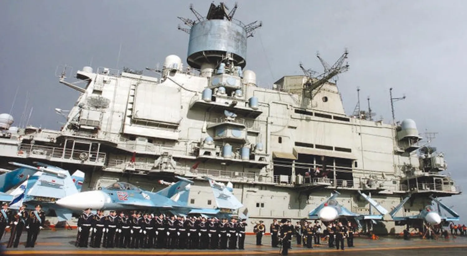 بحارة روس يقفون على متن حاملة الطائرات الروسية «كوزنتسوف» في ميناء طرطوس السوري (أ.ف.ب)
