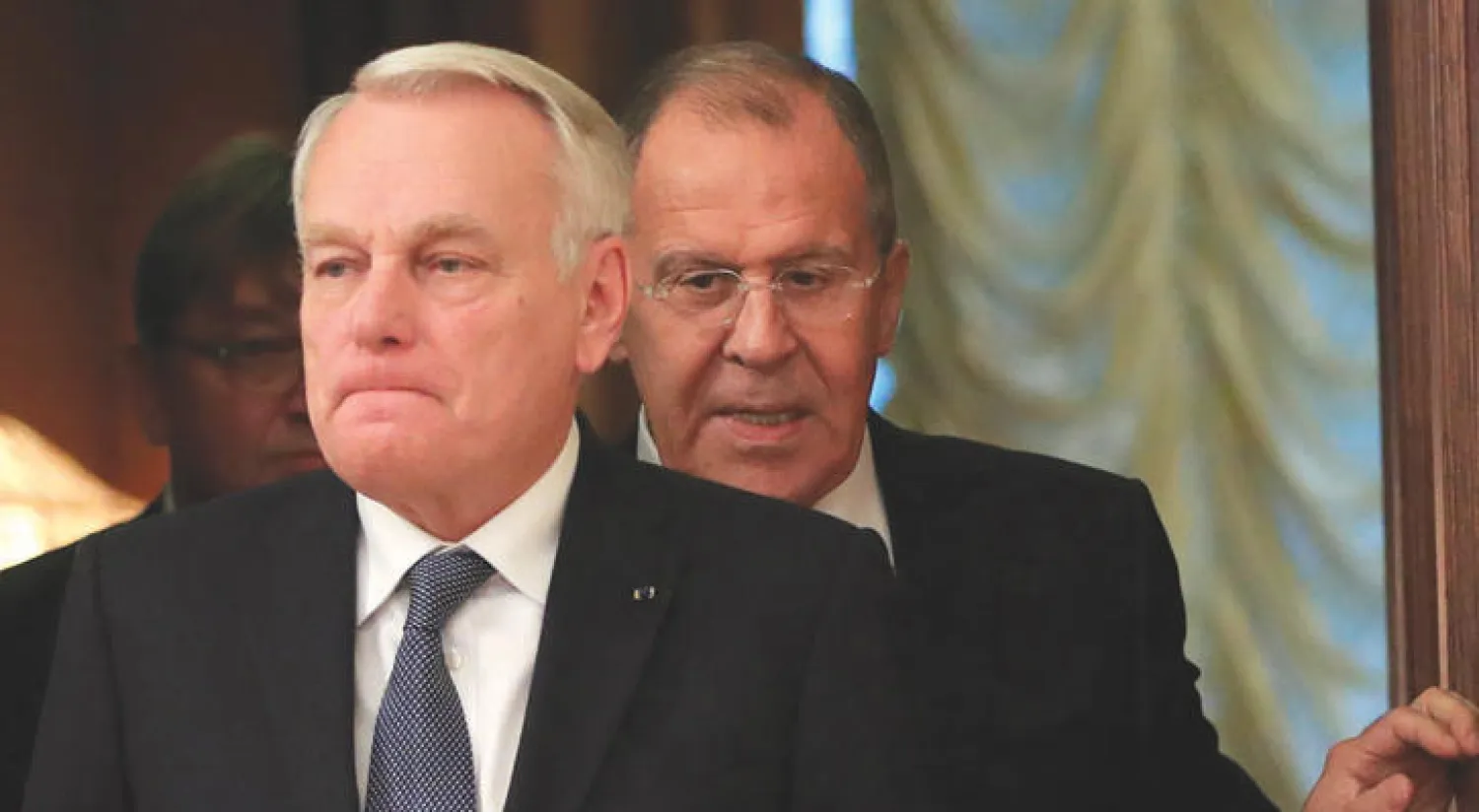 وزير الخارجية الفرنسي جان مارك إيرولت ويبدو خلفه نظيره الروسي سيرغي لافروف في زيارة لموسكو استبقت جلسة مجلس الأمن للتصويت على قرار فرنسي بوقف أعمال القتل في حلب (أ.ب)