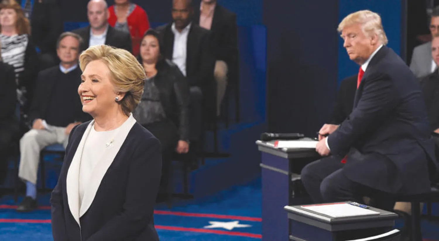 3 لقطات للمرشح الجمهوري دونالد ترامب وهو ينظر بشزر  إلى منافسته الديمقراطية هيلاري كلينتون خلال مناظرة الأحد (أ.ف.ب)