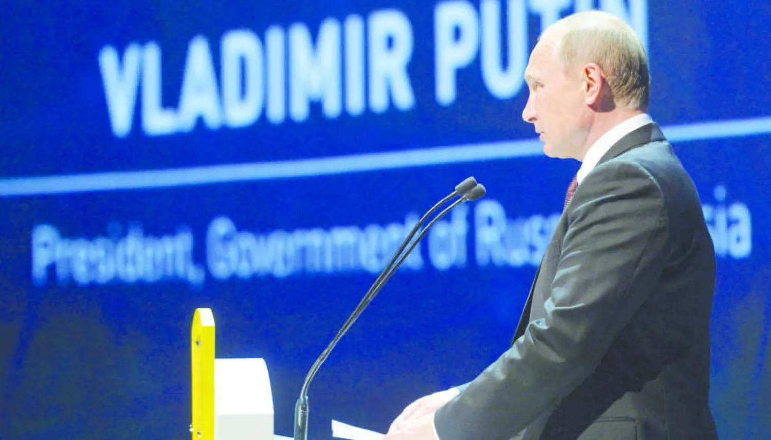 بوتين أثناء إلقاء كلمته في مؤتمر الطاقة في إسطنبول أمس