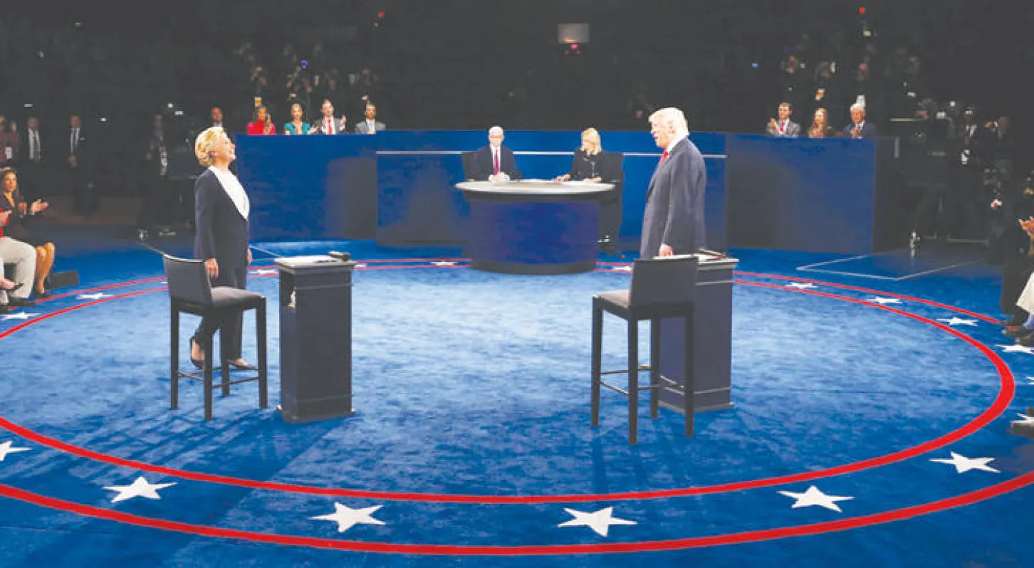 جانب من المناظرة بين المرشحين للرئاسة الأميركية الجمهوري دونالد ترامب والديمقراطية هيلاري كلينتون في جامعة واشنطن بسانت لويس مساء الأحد (أ.ف.ب)