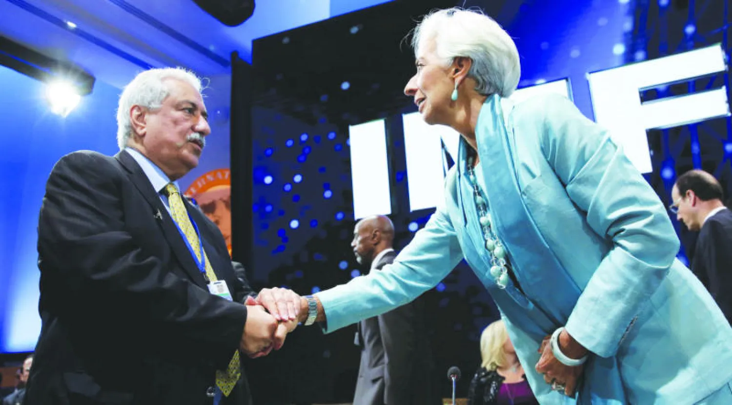 الوزير السعودي الدكتور إبراهيم العساف يصافح مديرة صندوق النقد الدولي كريستيان لاغارد على هامش اجتماعات الصندوق في واشنطن (رويترز)