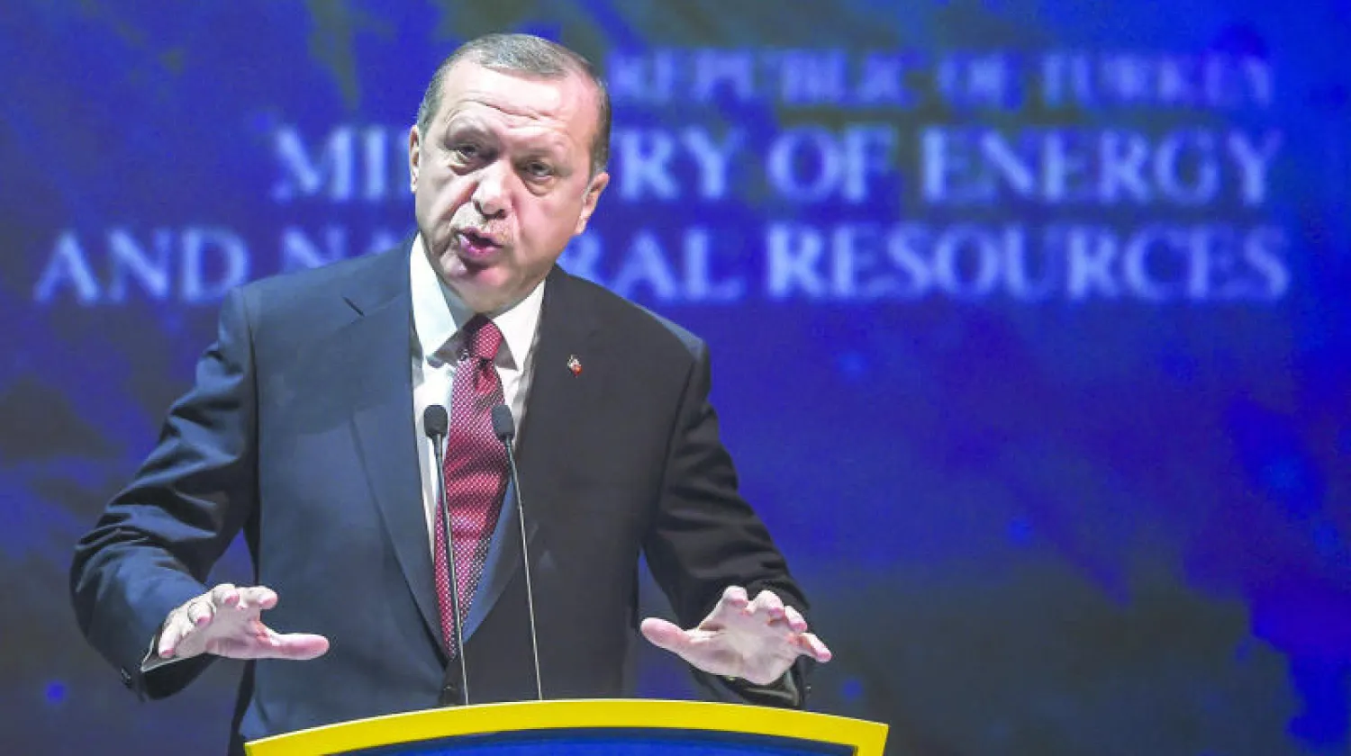 الرئيس التركي رجب طيب إردوغان يلقي كلمته أثناء المؤتمر الـ 23 الدولي للطاقة في إسطنبول أمس (أ.ف.ب)