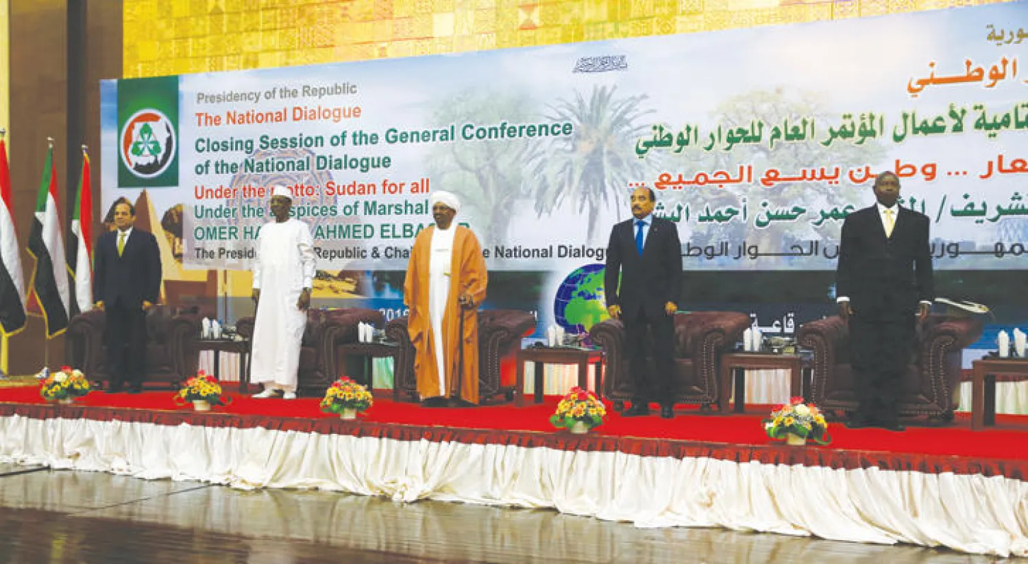 الرئيس السوداني عمر البشير مع رؤساء مصر وموريتانيا وتشاد وأوغندا خلال انتهاء فعاليات الجمعية العمومية للحوار الوطني في الخرطوم أمس (رويترز)