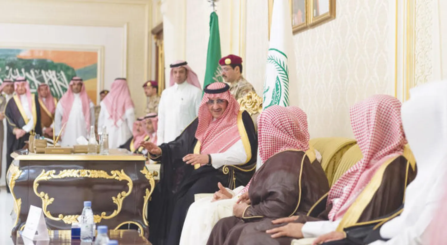 جانب من لقاء ولي العهد السعودي للمشايخ والمسؤولين وقادة القطاعات الأمنية (واس)