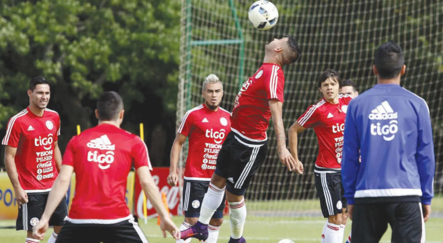 غونزاليس لاعب الباراغواي يسيطر على الكرة برأسه وسط زملائه في التدريبات ترقبًا لمواجهة الأرجنتين (إ.ب.أ)