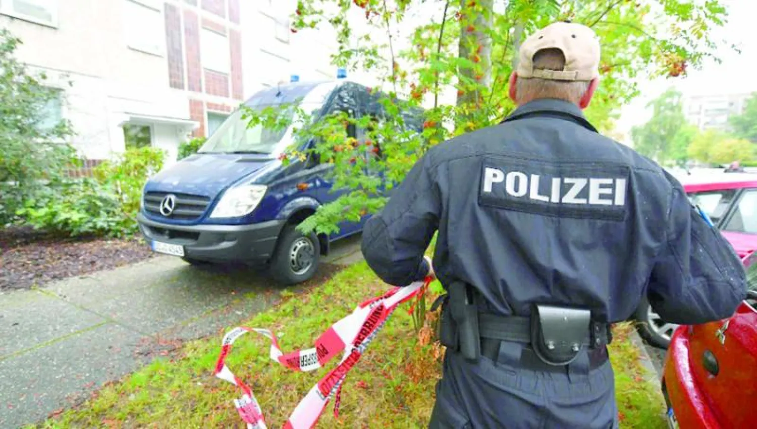 إجراءات أمنية مشددة قبل اعتقال اللاجئ السوري جابر البكر في لايبزيغ أول من أمس («الشرق الأوسط»)