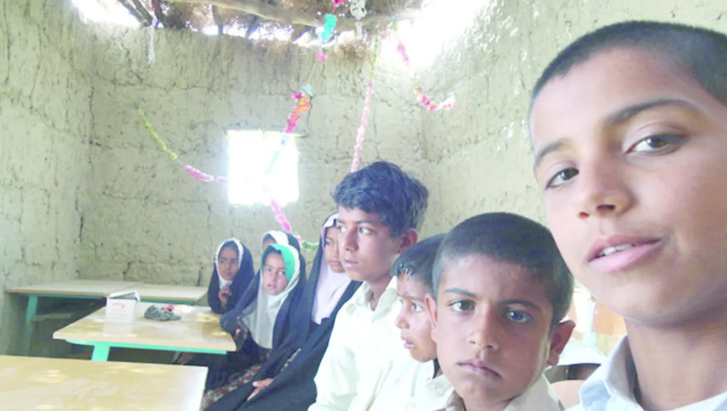 تلاميذ يتلقون الدروس في إحدى مدارس إقليم بلوشستان جنوب شرقي إيران (وكالة مهر)