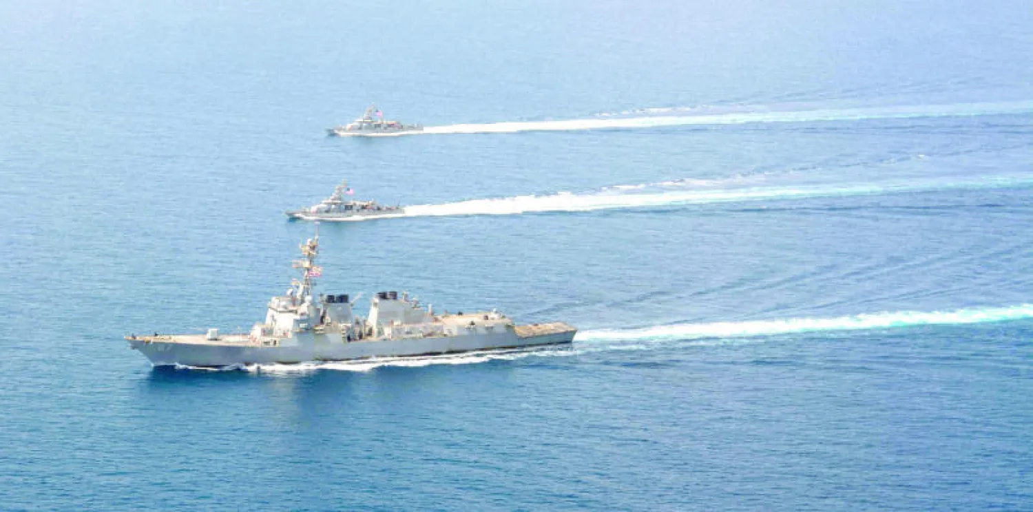 مدمرات أميركية تجوب البحر الأحمر بالقرب من باب المندب أمس بعد تعرض إحدى البوارج لهجوم من قبل الحوثيين (أ.ف.ب)